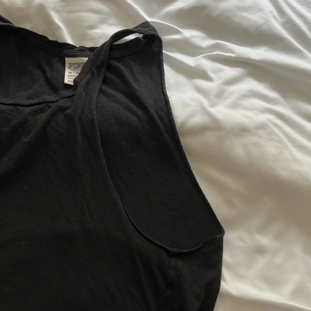 Workout top - Picture 2 of 3